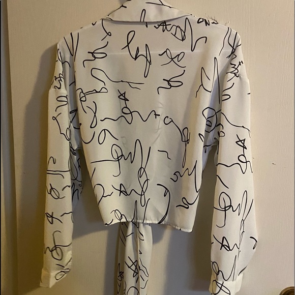 Tie Front Graphic Blouse - Picture 3 of 3